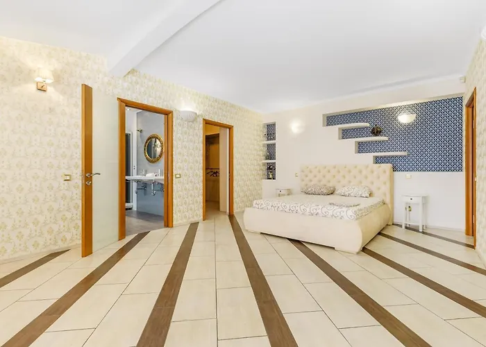 Deribasivska Cozy 4-Room Apartment